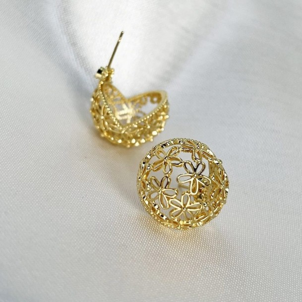 Brinco Esfera Vazado Flores