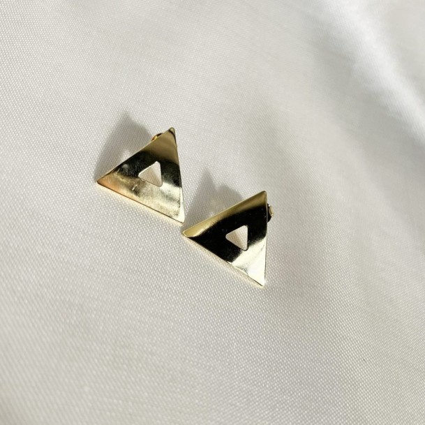 Brinco Triângulo Vazado