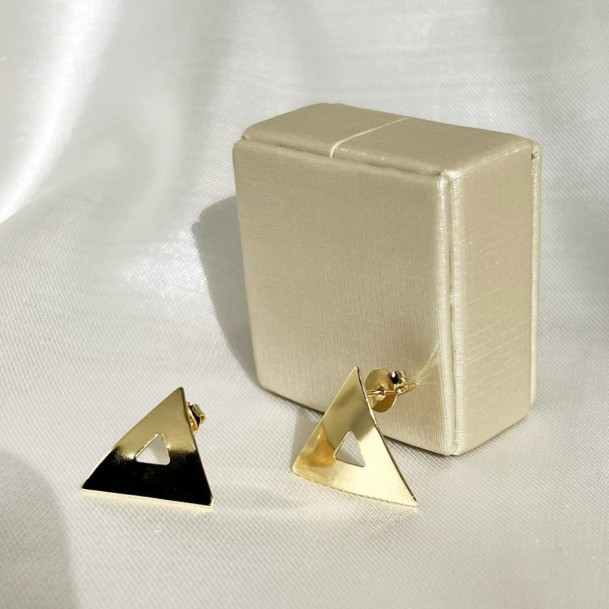 Brinco Triângulo Vazado