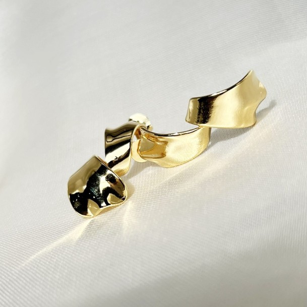 Brinco Fita Entrelaçada