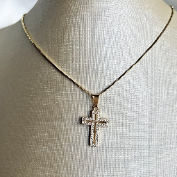 Colar Cruz Cravejada Vazada