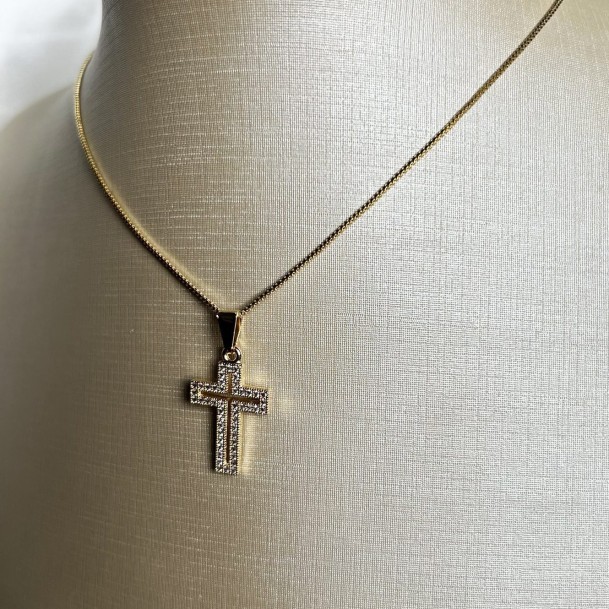 Colar Cruz Cravejada Vazada