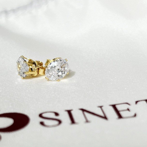 Brinco Oval Ponto de Luz