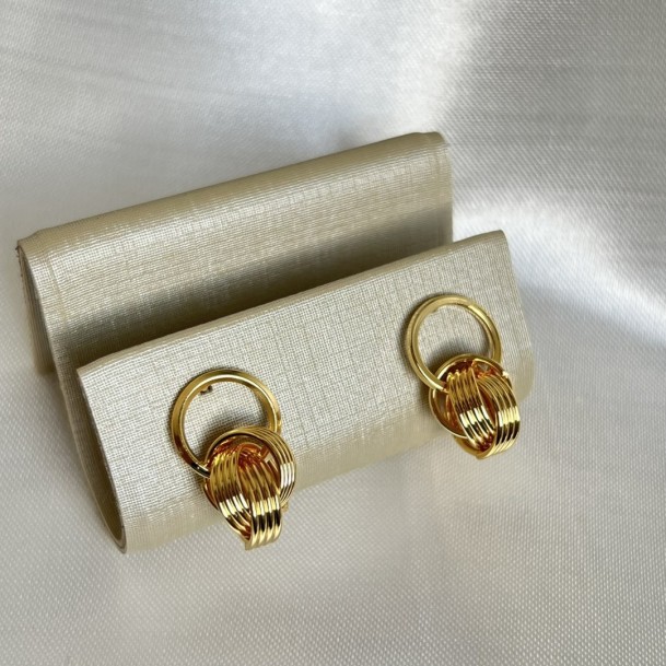 Brinco Redondo Com Arcos Entrelaçados Nó